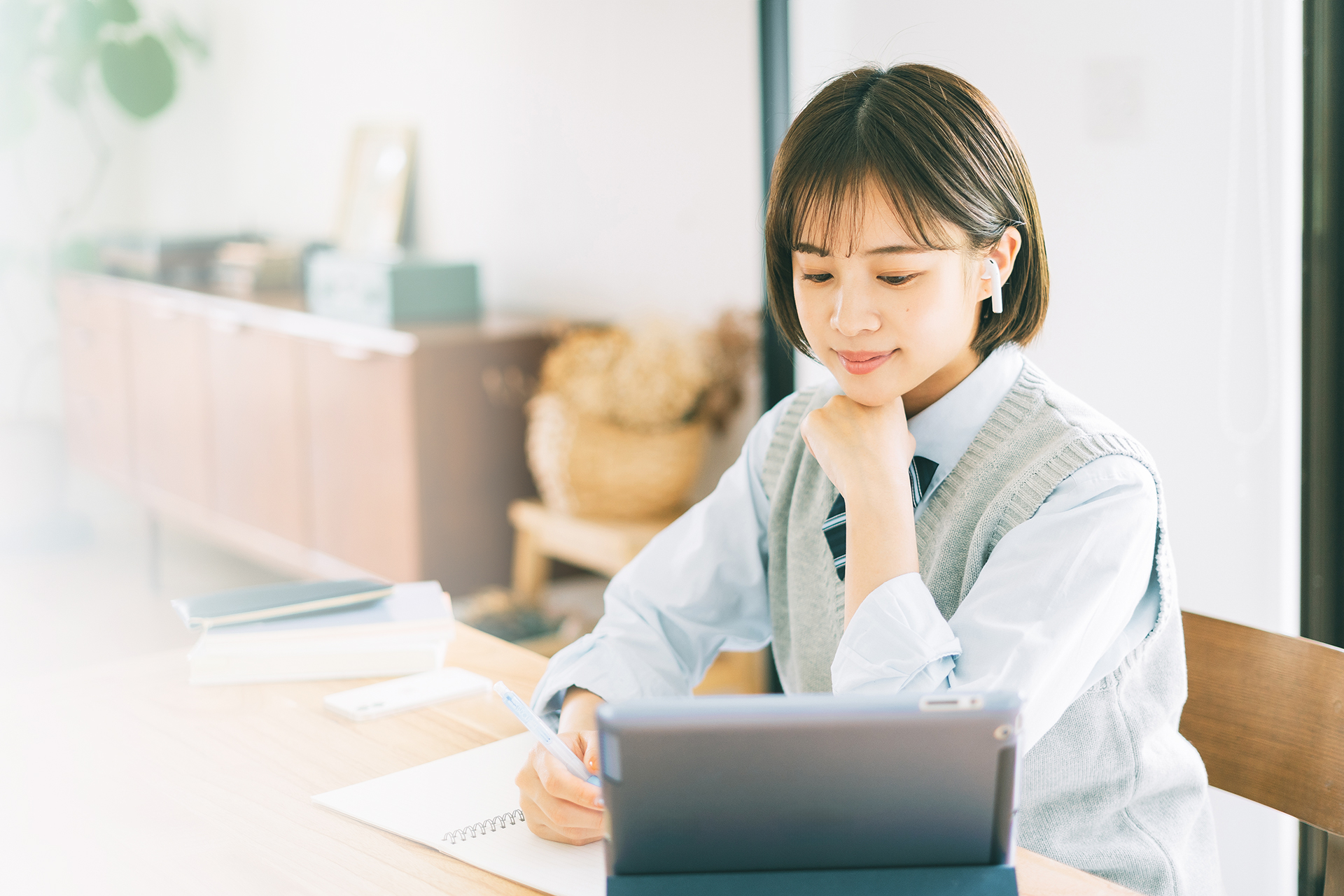 勉強する女子学生