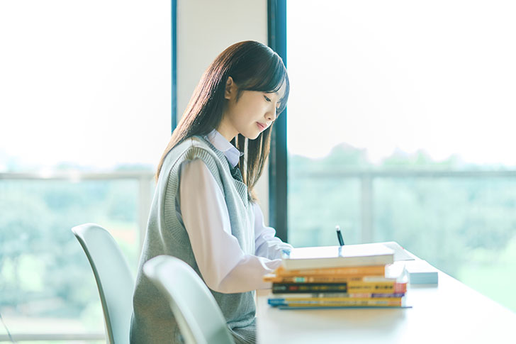 勉強する女子高校生