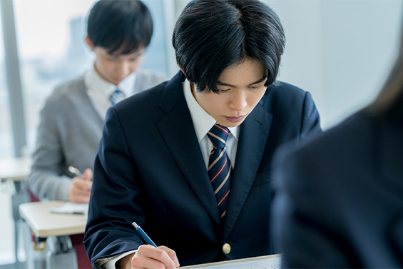 勉強する男子高校生